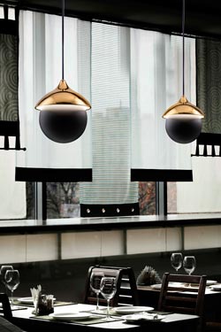 Hanging lamp in gold ceramic and matt black sphere - Pendants by Aldo Bernardi