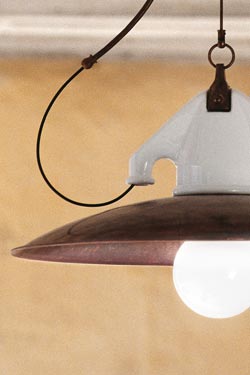 Suspension ronde en porcelaine blanche et laiton vieilli