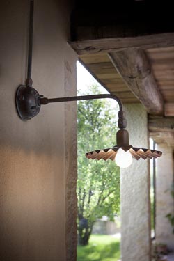 Aged brass wall lamp with rounded arm and pleated reflector - Wall lights by Aldo Bernardi