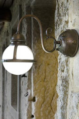 Frosted globe wall lamp in aged patinated brass - Wall lights by Aldo Bernardi