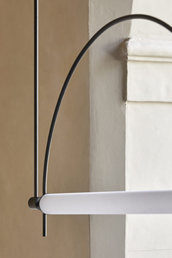Arc suspension noire avec diffuseur tube et structure en arc