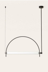 Arc suspension noire avec diffuseur tube et structure en arc - Suspension by Aromas