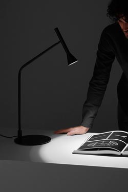Desk lamp in matt black metal Lyb