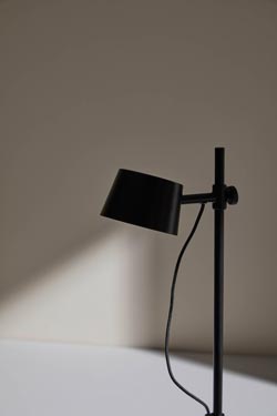 Black floor lamp, wooden base Nera