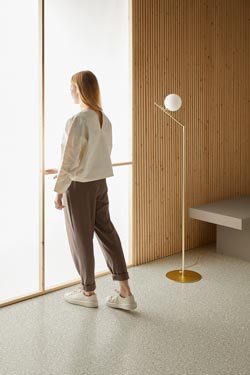 Retro floor lamp in satin brass and white opal glass ball Endo