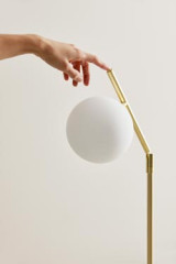 Retro floor lamp in satin brass and white opal glass ball Endo - Floor lamps by Aromas