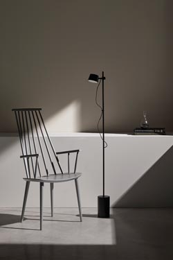 Lampadaire noir, socle en bois Nera