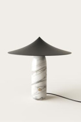 Lampe de table en marbre blanc et métal noir Kine - Lampe de table by Aromas