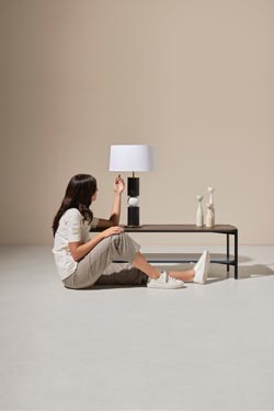 Lampe de table noire et blanche en bois et marbre Alda
