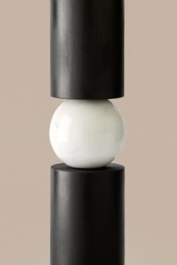 Lampe de table noire et blanche en bois et marbre Alda