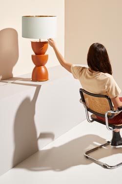 Table lamp with ceramic hourglass base Metric