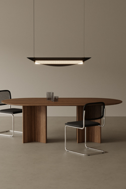 Tuya suspension longue en rotin noir et détails dorés