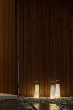 Hipatia white portable outdoor table lamp