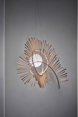 Grande suspension hippocampe en bois de frêne Aimei - Suspension by Arturo Alvarez