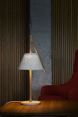 Lampe de table en bois de hêtre et maille d'acier blanche Cambo