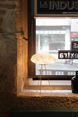 Lampe trépied blanche en tissu Simetech Tati 