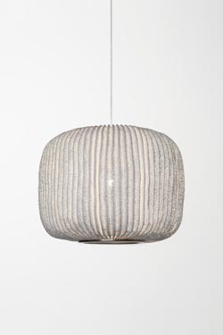 Suspension cylindre large tissu blanc plissé et peint Coral  - Suspension by Arturo Alvarez