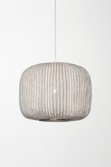 Suspension cylindre large tissu blanc plissé et peint Coral  - Suspension by Arturo Alvarez