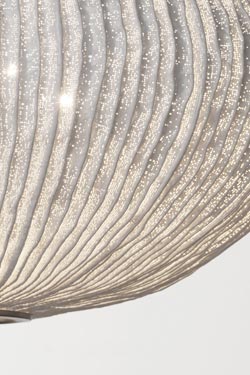 Suspension ronde blanche tissu plissé et peint Coral