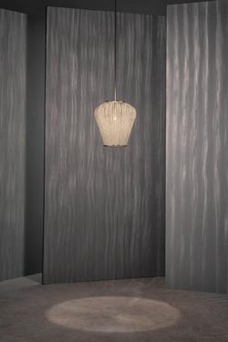 Suspension tissu blanc plissé et peint Coral 