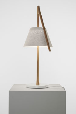 Table lamp in beechwood and white steel mesh Cambo