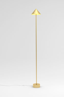 Lampadaire avec abat-jour conique doré Silver 325  - Lampadaire by Atelier Areti