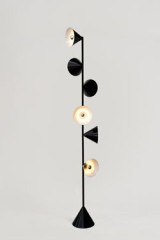 Lampadaire Design métal noir 6 cônes - Lampadaire by Atelier Areti