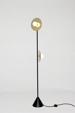 Lampadaire noir et doré Disc and Sphère, 2 lumières boule opale blanche - Lampadaire by Atelier Areti