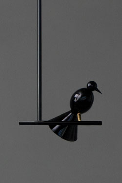 Suspension noire en métal Alouette sur sa branche