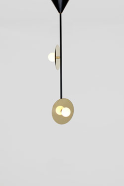 Suspension sur tige noire et doré Disc and Sphère  - Suspension by Atelier Areti