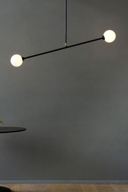 Suspension tiges en métal noir et globes en verre opale Two Spheres  - Suspension by Atelier Areti