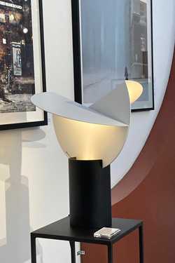 Lampe de table années 70 asymétrique en métal noir et blanc Ala