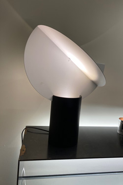 Lampe de table années 70 asymétrique en métal noir et blanc Ala