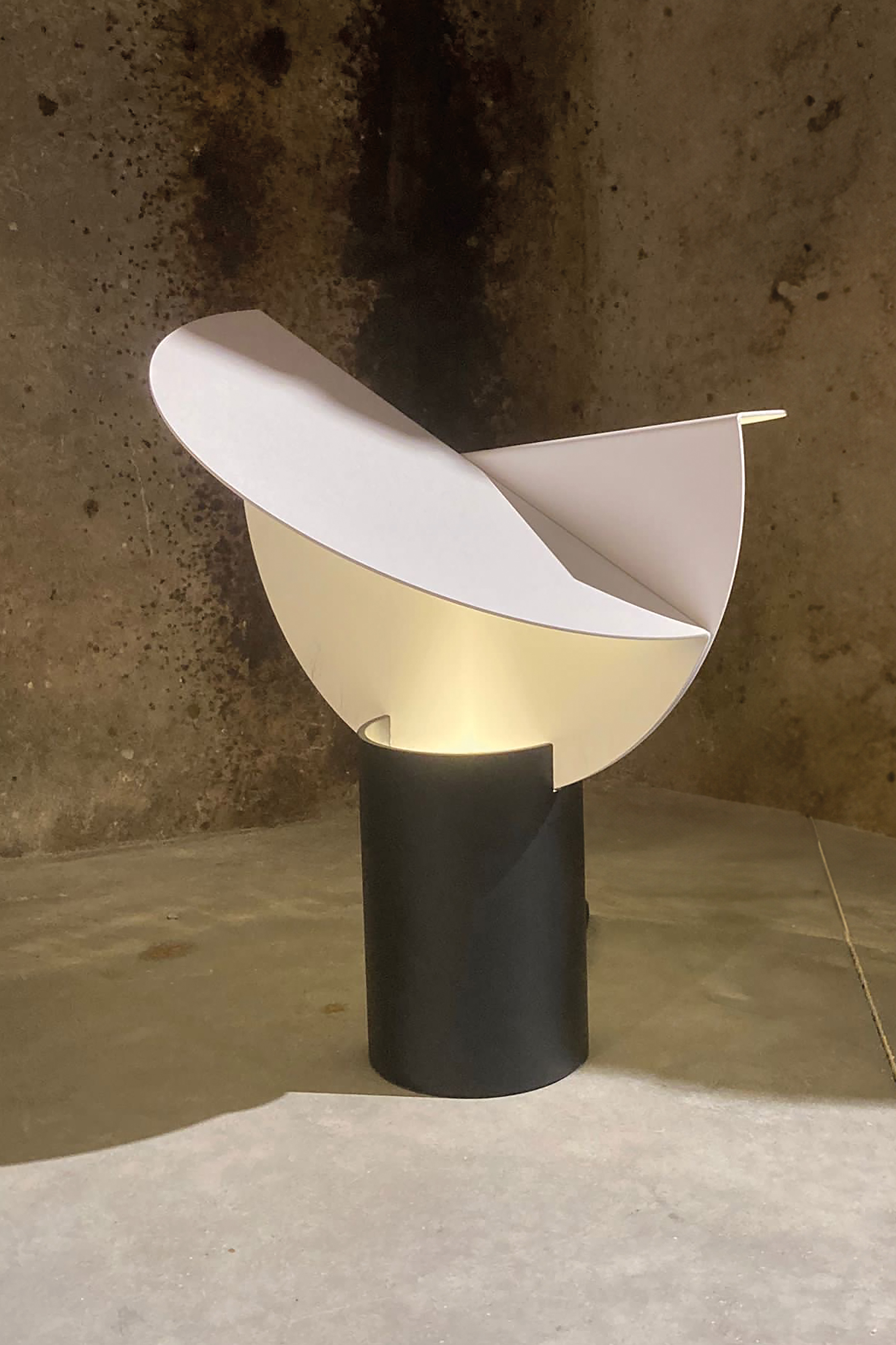 Asymmetrical 70s black and white metal table lamp Ala - Table lamps by AXIS71