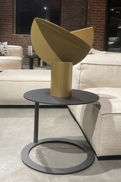 Design 70s table lamp in gold Ala