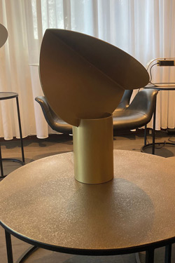 Design 70s table lamp in gold Ala
