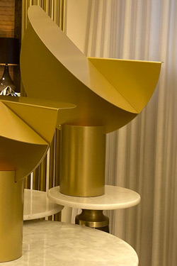 Large Design table lamp in gold finish Ala