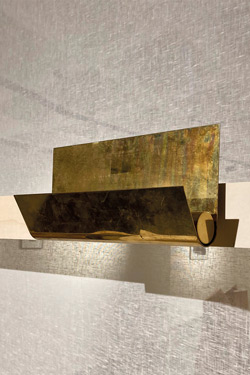 Minimalist gold wall lamp Wave