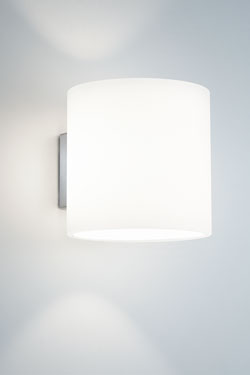 Applique blanche en verre opale, forme cylindrique - Applique by bpe:LICHT