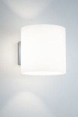 Applique blanche en verre opale, forme cylindrique - Applique by bpe:LICHT