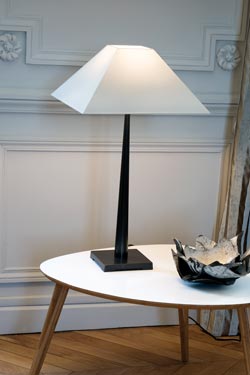 Lampe de table abat-jour pyramide blanc petit modèle L76 - Lampe de table by Casadisagne