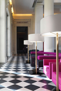 Calée XL large floor lamp, cylindrical base, satin brass and graphite