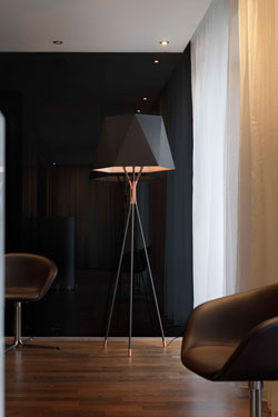 Grand lampadaire trépied en métal noir et cuivre Solitaire