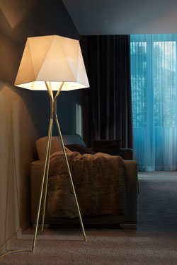Lampadaire trépied en laiton satiné et laiton poli petit modèle Solitaire