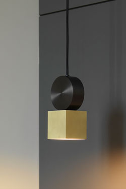 Petite suspension Calée V1 ultra design et minimaliste en laiton massif et polycarbonate