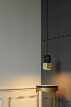 Petite suspension Calée V1 ultra design et minimaliste en laiton massif et polycarbonate