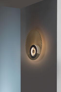 Earth-Radian wall light, disc, eccentric, satin brass and graphite