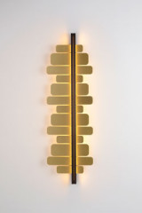 Strate Score large vertical gold sconce - Wall lights by CVL Luminaires