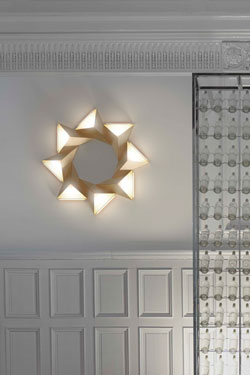 Tetra wall lamp in satined brass and LED lighting