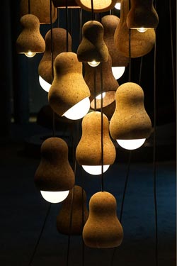 Petite suspension design, en liège, forme arachide